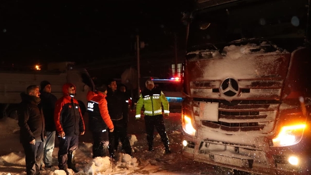 Kastamonu'da yolda kalan sürücülere ikramda bulunuldu