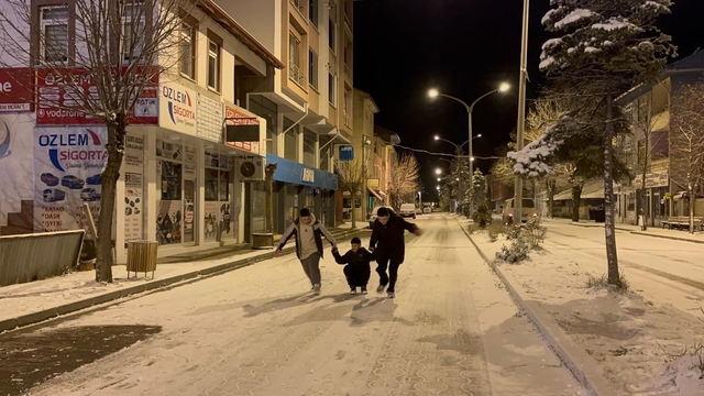 Kar yağışını gören soluğu dışarıda aldı: Kimi halay çekti, kimi kar topu oynadı