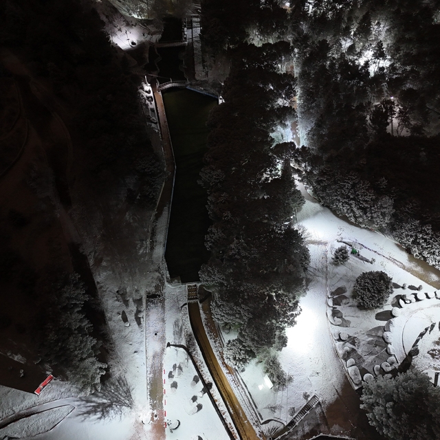 Uşak'ta mevsimin ilk karı yağdı: Beyaza bürünen kent böyle görüntülendi