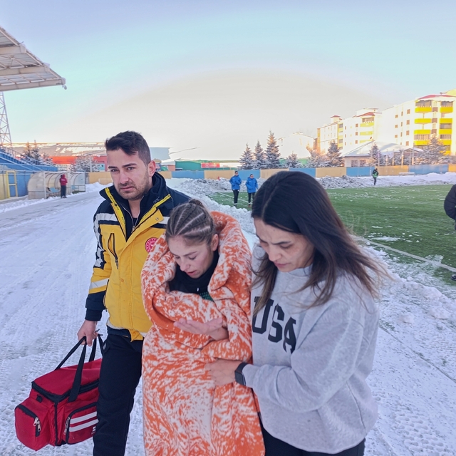 Kar ve soğuğa rağmen Ağrı Kadın Futbol Takımı'ndan 4 gollü galibiyet