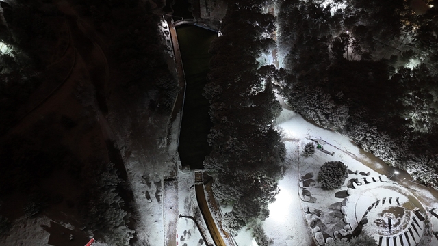 Uşak'ta mevsimin ilk karı yağdı: Beyaza bürünen kent böyle görüntülendi