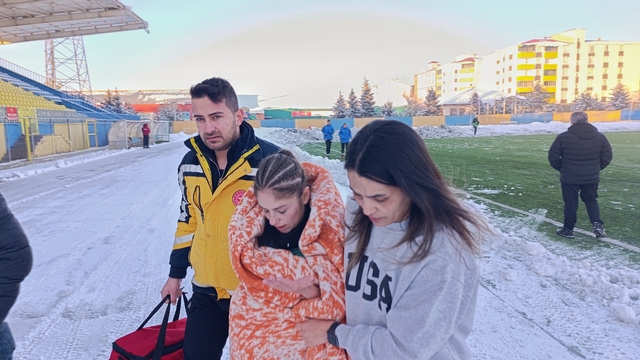 Kar ve soğuğa rağmen Ağrı Kadın Futbol Takımı'ndan 4 gollü galibiyet