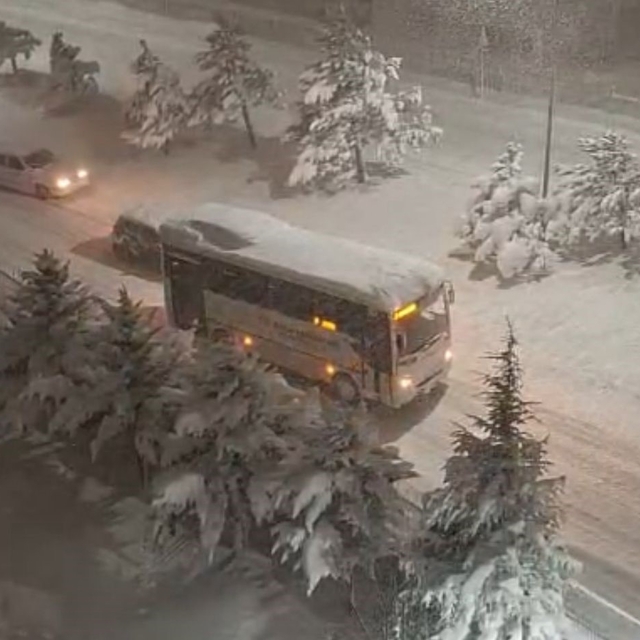 Bolu'da kar kalınlığı 30 santimetreyi aştı, onlarca araç rampalarda yolda k...