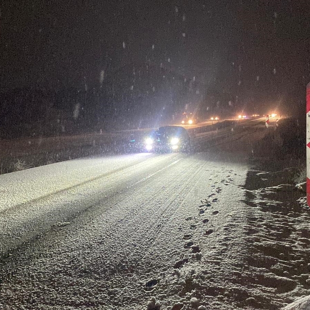 Burdur'da kar yağışı nedeniyle birçok araç yola kaldı
Ekipler tarafından ya...