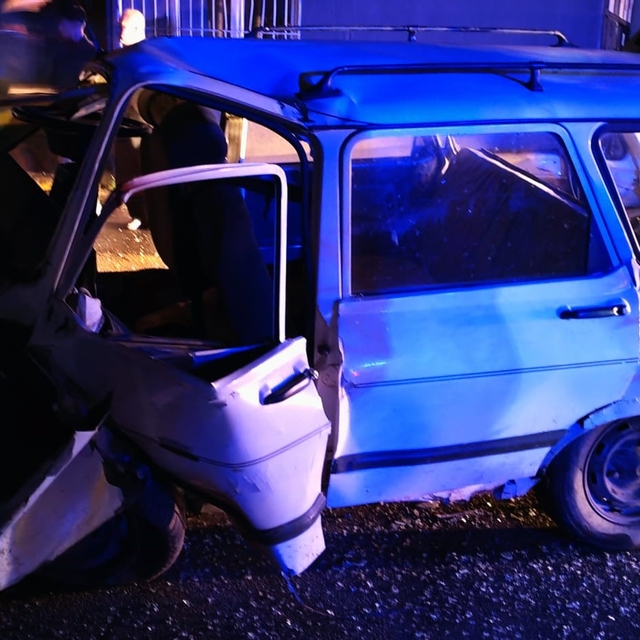 Direksiyon hakimiyeti kaybolan araç yoldan çıktı 4 yaralı