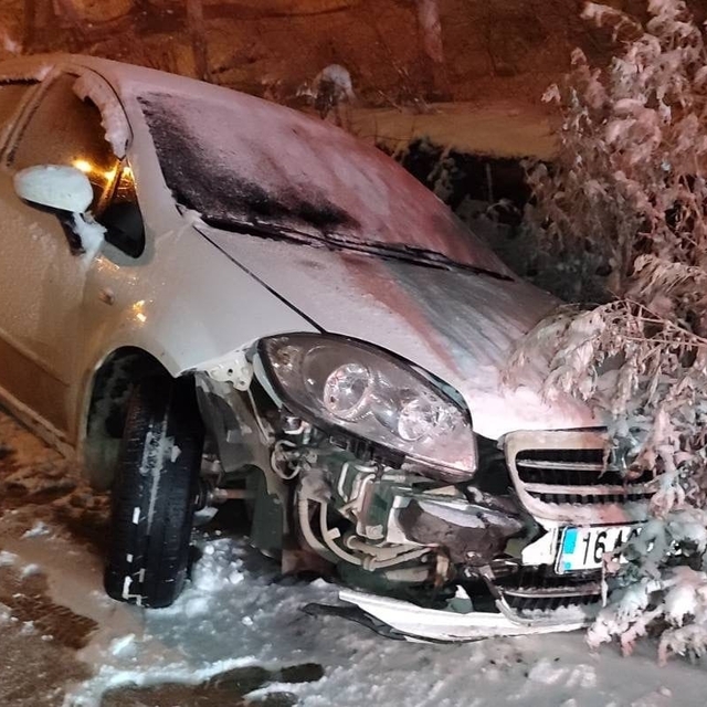 Bursa'da hafif ticari araç ile otomobil çarpıştı: 7 yaralı