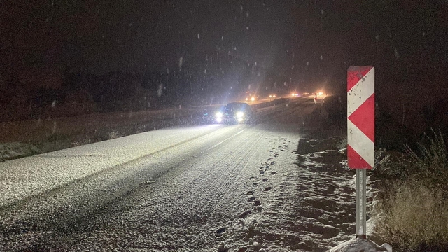 Burdur'da kar yağışı nedeniyle birçok araç yola kaldı
Ekipler tarafından yapılan çalışmanın ardından yol 3 saat sonra trafiğe açıldı