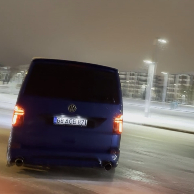 Karlı yolda drift atan sürücülerin tehlikeli anları kamerada
Herkesin canın...