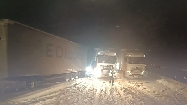 TEM Otoyolu'nun Bolu geçişi Ankara istikametinde 3 tırın yolu kapatması sonucu ulaşım durdu