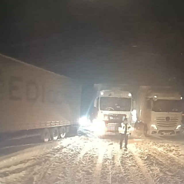 TEM Otoyolu'nun Bolu geçişi Ankara istikametinde 3 tırın yolu kapatması son...