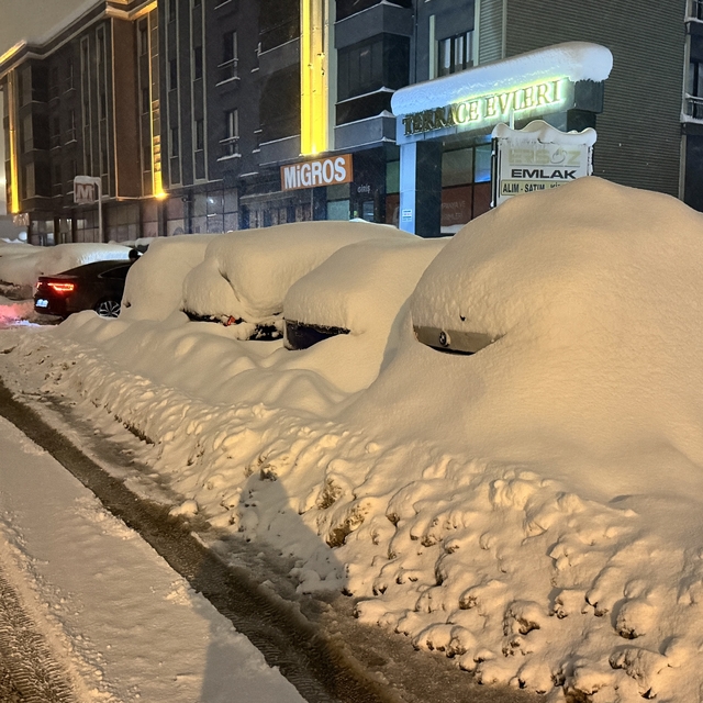 Safranbolu'da araçlar kar altında adeta kayboldu