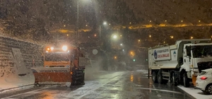 Kayseri'de gece saatlerinde başlayan kar yağışı kenti beyaza bürüdü
Ekipler...