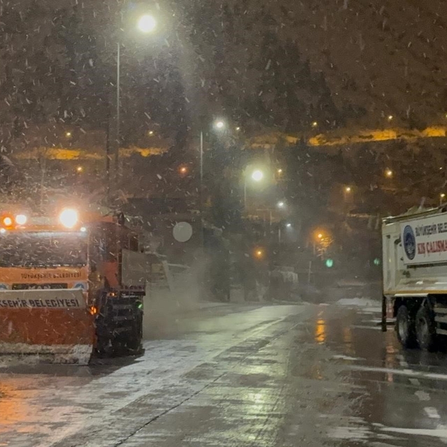Kayseri'de gece saatlerinde başlayan kar yağışı kenti beyaza bürüdü
Ekipler...