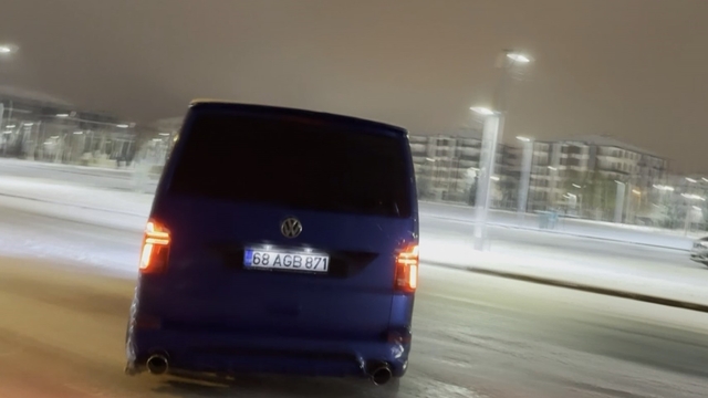 Karlı yolda drift atan sürücülerin tehlikeli anları kamerada
Herkesin canını hiçe sayarak drift atan sürücüler defalarca kez kazayı kıl payı atlattı