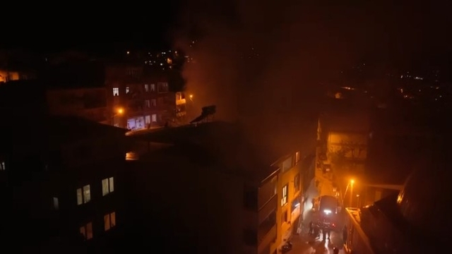 Bursa'da apartmanın deposunda çıkan yangın paniğe neden oldu: 1 kişi hastaneye kaldırıldı
