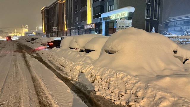 Safranbolu'da araçlar kar altında adeta kayboldu