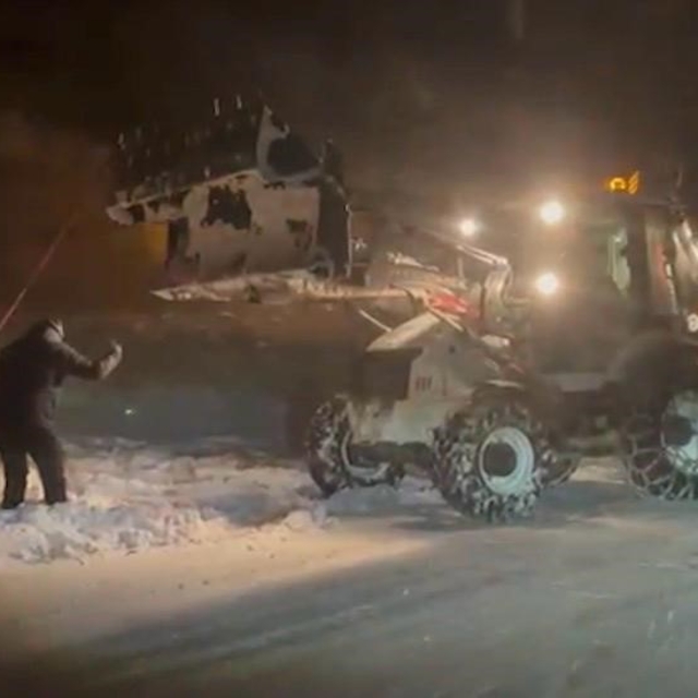 Kara saplanan otomobildeki 3 kişi kurtarıldı