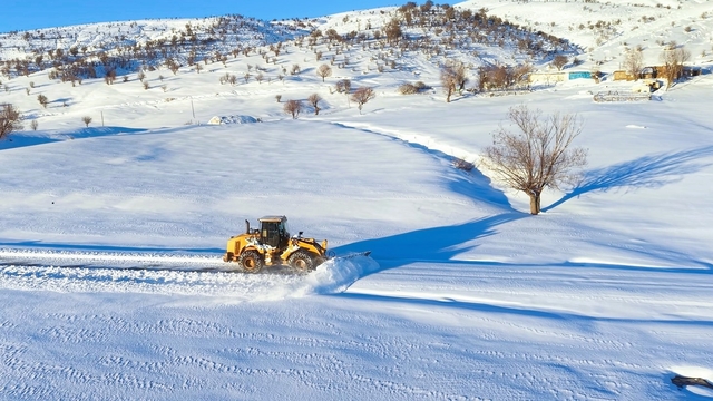 Muş'ta bir günde 333 köy yolu ulaşıma açıldı