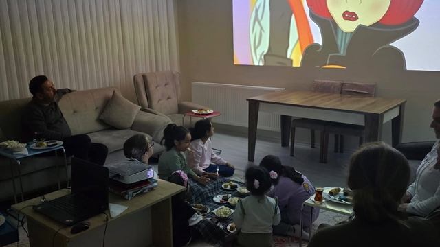 Çocuk evlerinde kalan çocuklara çizgi film sürprizi