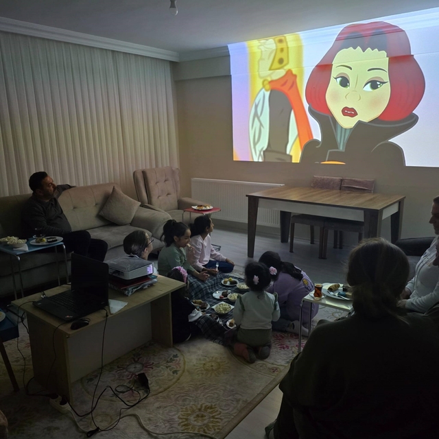 Çocuk evlerinde kalan çocuklara çizgi film sürprizi