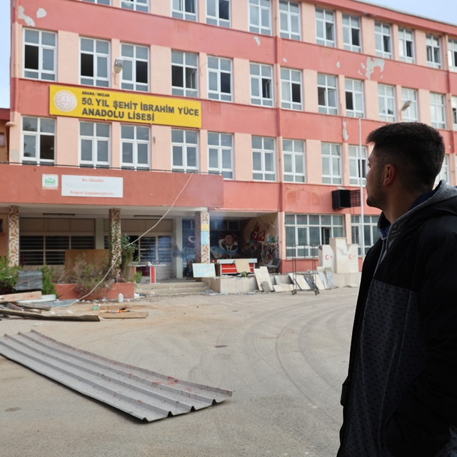 Yarım asırlık okulda yıkım çalışmaları başladı: Mezunlar son kez hüzünle ge...