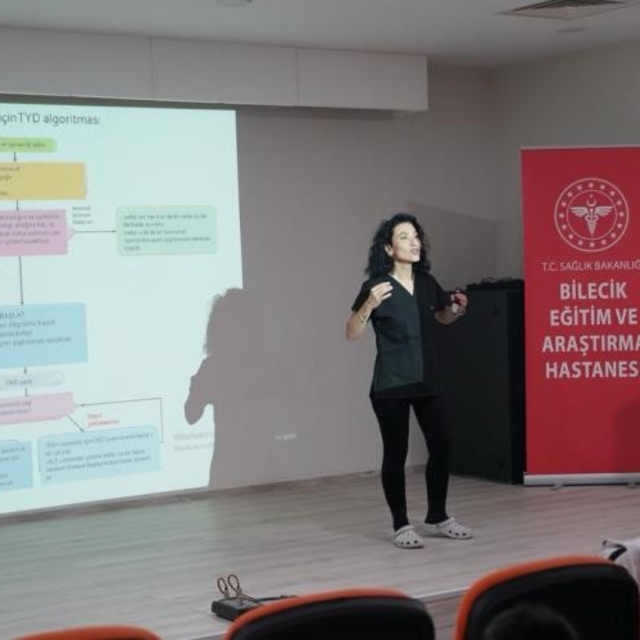 Bilecik'te sağlıkçılara 'Kalp Masajı ve Hayat Kurtarma Eğitimi' verildi