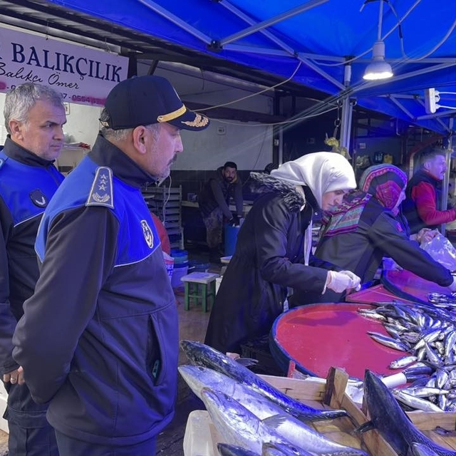 Şikâyet üzerine balık tezgâhları denetlendi