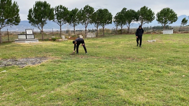 Osmaniye'de gençlerden örnek davranış: Bayrak yenilendi, çeşmeler onarıldı