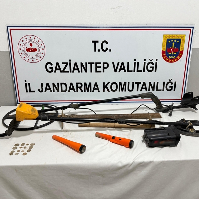 Gaziantep'te kaçak kazı 2 şahıs suçüstü yakalandı: 15 adet tarihi sikke ele...