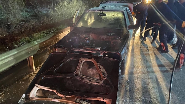 Bilecik'te araç yangınını itfaiye söndürdü