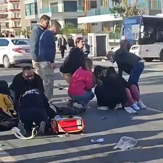 Otomobil ile üçteker çarpıştı: 2 ölü, 1 yaralı