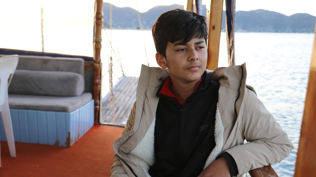 Antalya'dan eğitime yelken açan tekne, bir çocuğun hayallerini taşıyor
Tek öğrenci için mavi yolculuk gibi okul servisi
Tekne ile evinden alınıp okula götürülüyor deniz ve kara servisini devlet karşılıyor
Deniz yoluyla tarihin ve mavinin içinden kıskandıran taşımalı sistem