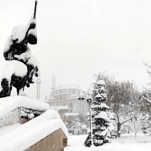 Bolu'da kar kalınlığı yarım metreye ulaştı