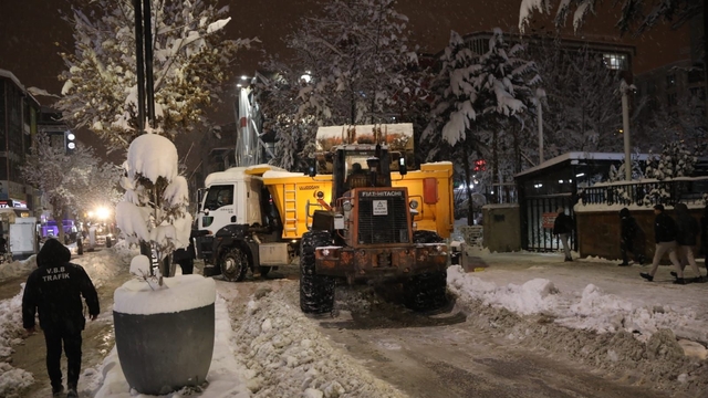 Van'da 228 yerleşim yeri kardan kapalı; okullar da tatil