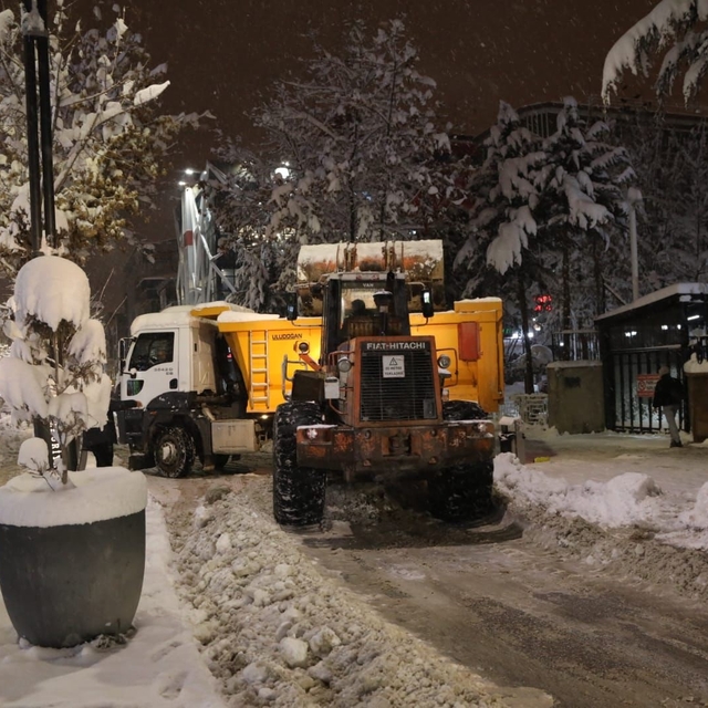 Van'da 228 yerleşim yeri kardan kapalı; okullar da tatil
