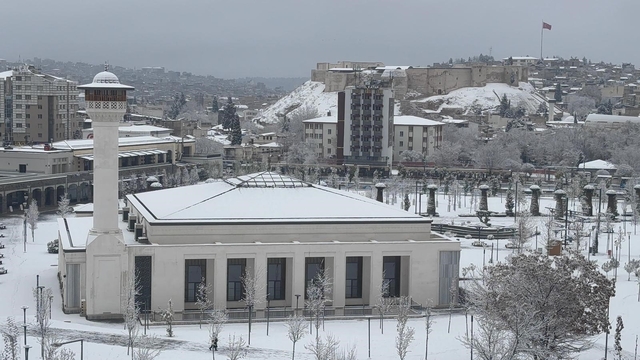 Gaziantep güne beyaz örtü ile uyandı
Gece saatlerinde etkili olan kar yağışı kenti beyaza bürüdü