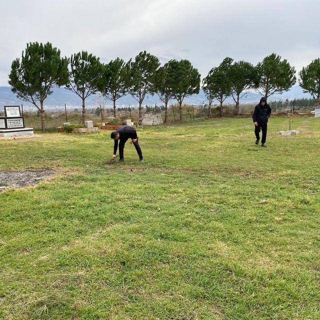 Osmaniye'de gençlerden örnek davranış: Bayrak yenilendi, çeşmeler onarıldı