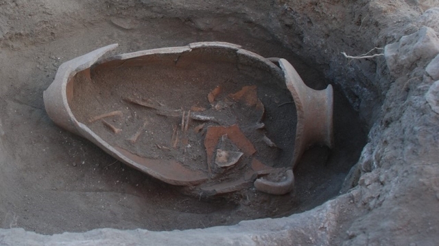 Oluz Höyük'te Fenikelilerin izine rastlandı: İnsan başlı cam boncuklar ve küpten bebek mezarları bulundu