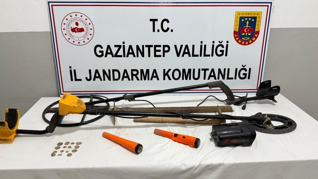 Gaziantep'te kaçak kazı 2 şahıs suçüstü yakalandı: 15 adet tarihi sikke ele geçirildi