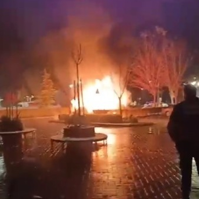 Hastane otoparkında 2 otomobilin küle döndüğü yangın anı kamerada