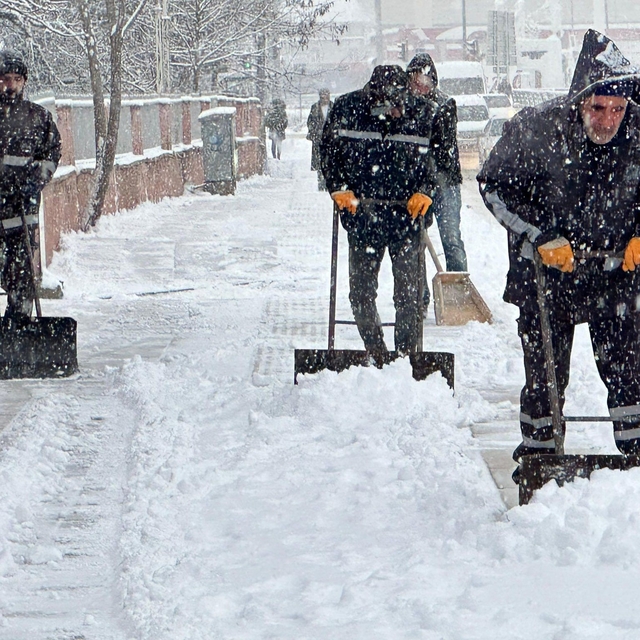 Elazığ'da kar yağışı etkili oldu, belediye ekipleri sahada