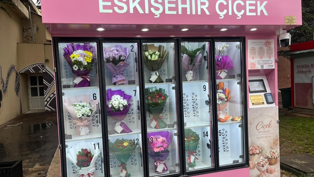Çiçek sürprizi yapmak isteyen bu otomata geliyor
Otomat içindeki çiçek buketlerini görenler bir kez daha bakıyor
19 yaşındaki öğrenci: "Daha önce böyle bir şey görmemiştim"
"Fiyatlar çiçekçilere göre biraz daha yüksek sanki"
"Umarım buradan bir çiçek bekliyorum"
Anadolu Üniversitesi'nde başa bir öğrenci: "Ben bunun daha önce yurt dışında yapıldığını bir yerde okumuştum"