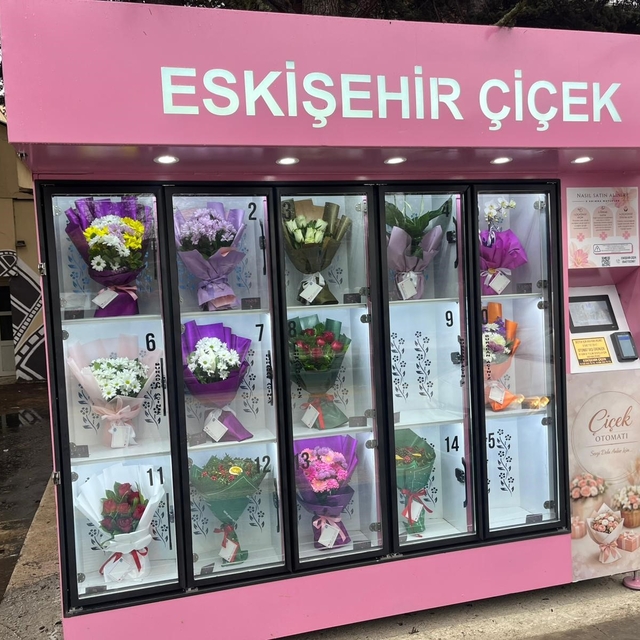 Çiçek sürprizi yapmak isteyen bu otomata geliyor
Otomat içindeki çiçek buke...