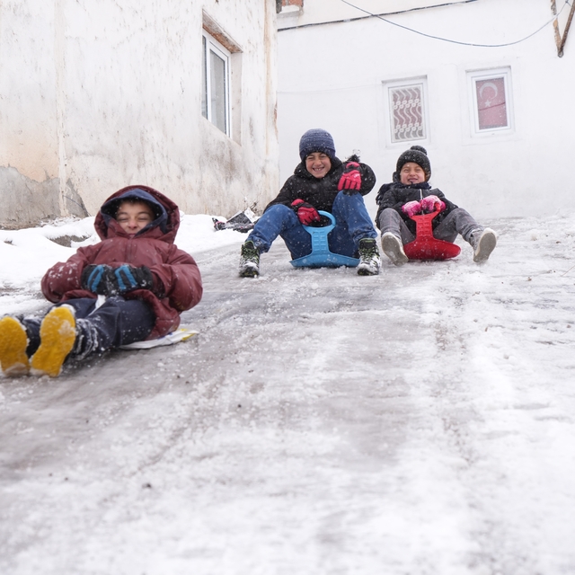 Bayburt'un süper abileri: Dik yokuş pist oldu, kardeş sevgisi soğuğu unuttu...