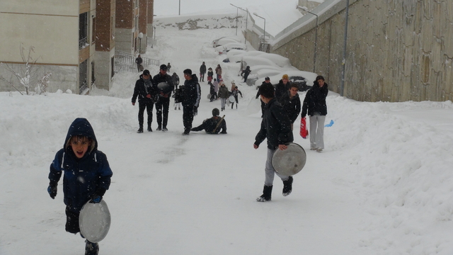 Yüksekova'da çocukların kar keyfi; tepsilerle kayak yaptılar