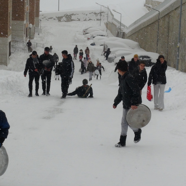 Yüksekova'da çocukların kar keyfi; tepsilerle kayak yaptılar