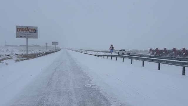 Diyarbakır - Siverek yolunda kar yağışı ulaşımı olumsuz etkiledi