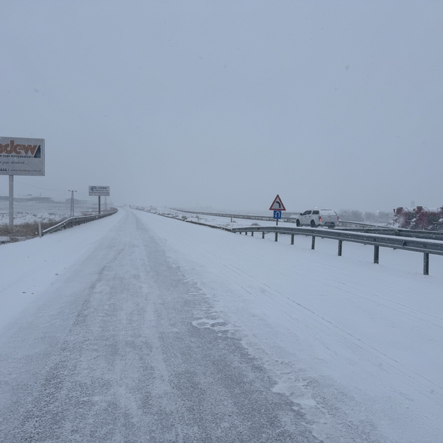 Diyarbakır - Siverek yolunda kar yağışı ulaşımı olumsuz etkiledi
