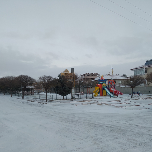 Yunak'ta mevsimin ilk karı yağdı