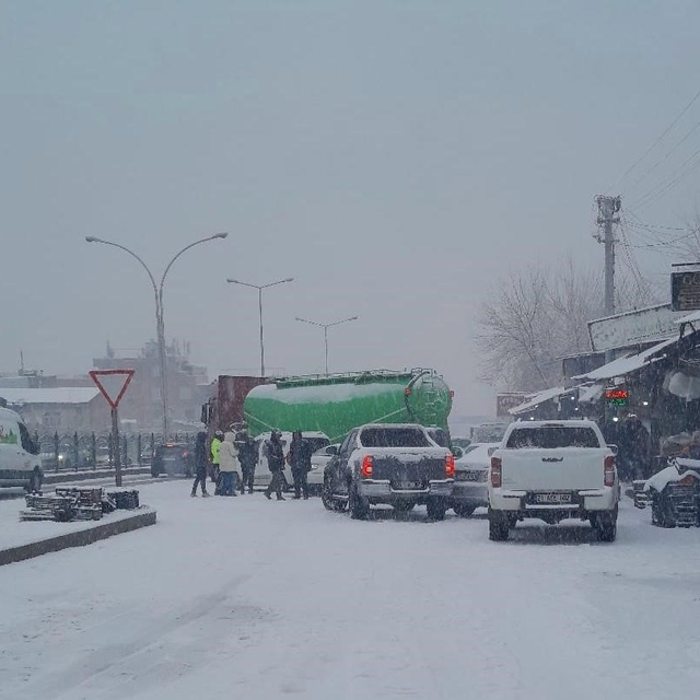 Diyarbakır'da kar yağışı nedeniyle 5 araç bir birine girdi